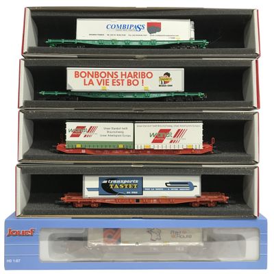 quatre wagons de train miniature sont empilés les uns sur les autres