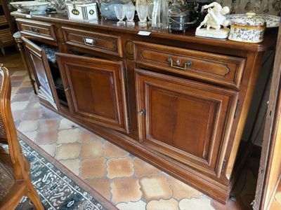 Buffet enfilade en merisier mouluré ouvrant par trois vantau…