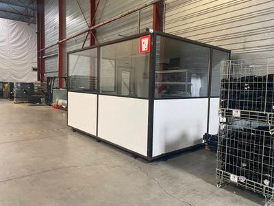 une photo d'un grand entrepôt rempli de bagages