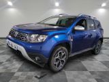 La Dacia bleue est garée sur un sol à carreaux.