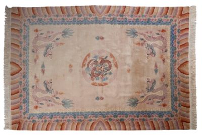un tapis ancien avec un motif floral sur fond blanc