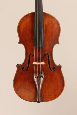un vieux violon avec un archet sur fond blanc