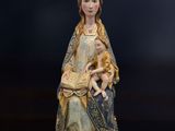 l'image d'une statue représentant une femme tenant un enfant dans ses bras