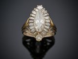une bague en or sertie d'un diamant en forme de poire et de diamants taille baguette