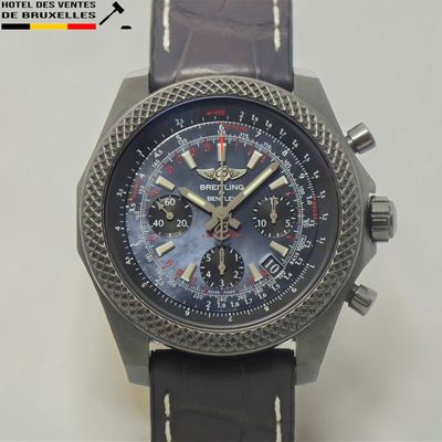gros plan d'une montre sur une surface blanche
