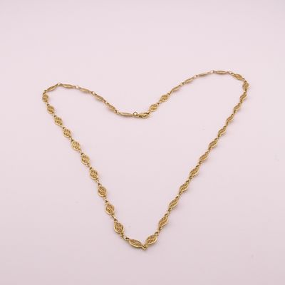 un collier à chaîne en or avec un fermoir en forme de cœur sur fond blanc