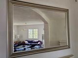 un grand miroir accroché au mur dans un salon