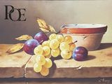 un tableau représentant un bol de raisins et un bol de prunes posés sur une table