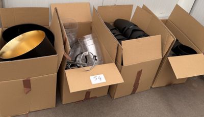 de nombreuses boîtes contenant beaucoup d'objets