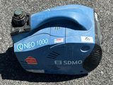 un compresseur d'air portable bleu et noir posé au sol