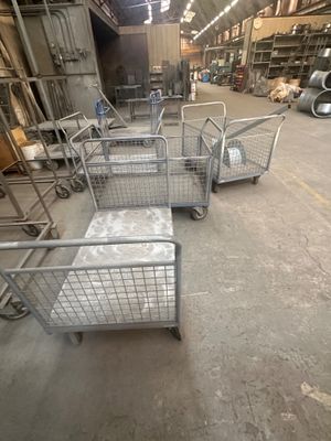de nombreux chariots alignés dans un entrepôt