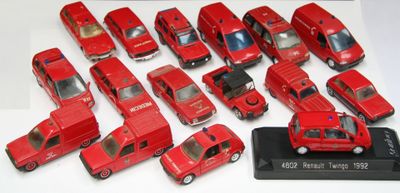 beaucoup de petites voitures rouges exposées sur une table