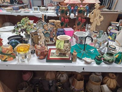une table sur laquelle sont disposés des vases et d'autres objets exposés