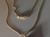 collier plaqué or avec un pendentif en pierre bleue sur une chaîne