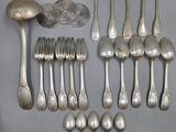 beaucoup de cuillères et de fourchettes en argent sur la table