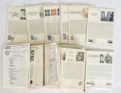 plusieurs feuilles de papier portant des timbres, posées sur une table