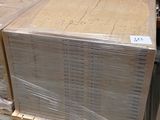 une grande pile de cartons sur une palette dans un entrepôt
