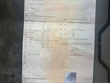 un ticket de caisse posé sur une table, à côté d'une paire de ciseaux