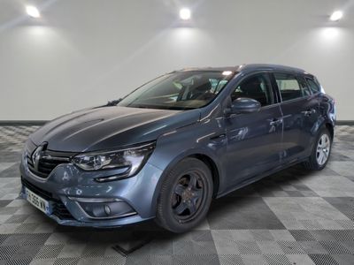 la voiture grise est garée sur un sol en damier dans le garage