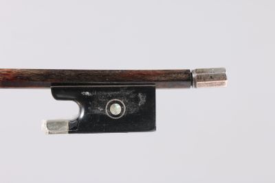 gros plan d'un archet de violon sur fond blanc