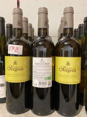 plusieurs bouteilles de vin sont alignées sur un comptoir