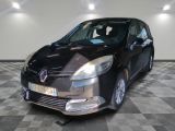 la photo d'une voiture noire garée dans un garage
