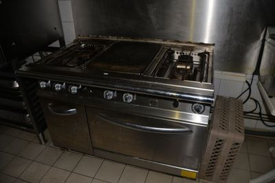 une cuisinière et un four dans la cuisine d'un restaurant