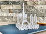 un livre sur lequel figure une image de la tour Eiffel