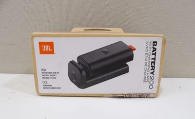 une image représentant une boîte contenant un chargeur de batterie et un chargeur