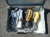 une boîte contenant des outils, posée sur le sol