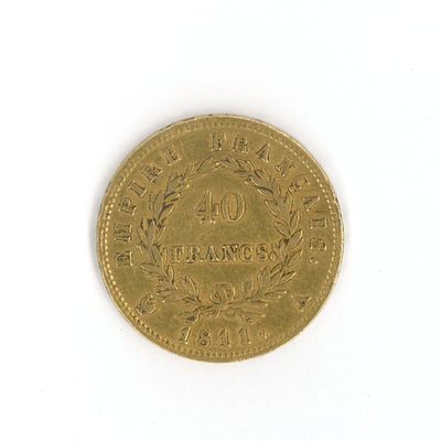 une pièce d'or sur une surface blanche avec un fond blanc
