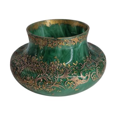 un vase vert orné de motifs dorés sur fond blanc