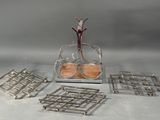 quatre objets en verre et en métal posés sur la table
