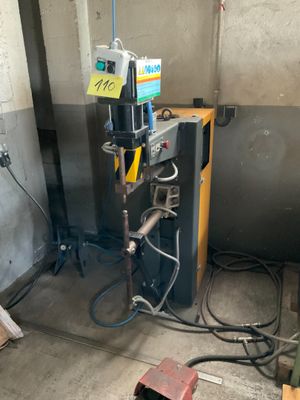 une machine qui se trouve à l'intérieur d'un bâtiment