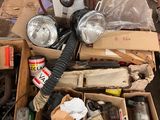 une boîte contenant divers objets, posée par terre