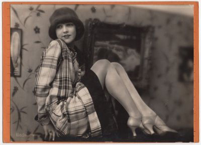 une photo en noir et blanc d'une femme assise sur une chaise