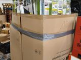 de nombreux cartons empilés dans un magasin