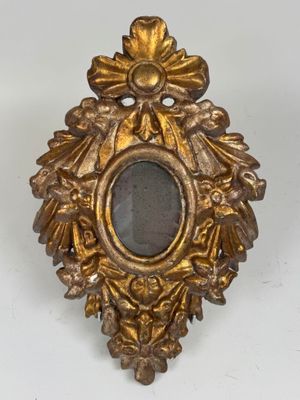 une photo d'un cadre doré contenant un miroir