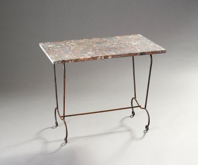 une image représentant une table avec un plateau en marbre et des pieds en fer