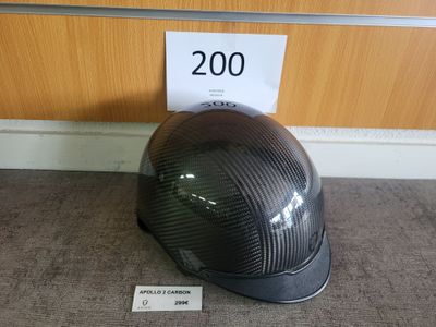 un casque posé par terre près d'une porte
