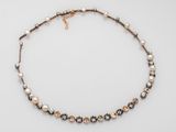 gros plan d'un collier de perles sur fond blanc