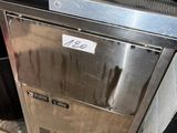 un petit réfrigérateur sur lequel sont posées de nombreuses bouteilles