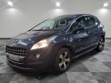 la voiture bleue est garée sur un sol en damier dans le garage
