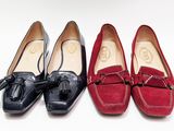 trois paires de chaussures de femmes sont alignées sur une surface blanche