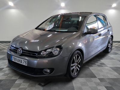 la voiture est garée dans le garage sur le sol en damier