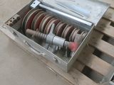 une boîte contenant plusieurs bobines en bois