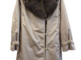 une image représentant un manteau à col en fourrure sur fond blanc