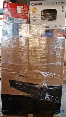 une boîte en carton sur laquelle est dessinée une barque