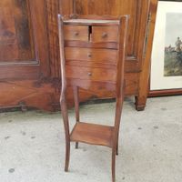 Petite table de chevet ouvrant à quatre tiroirs sur trois ra…