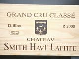 une enseigne en bois sur laquelle on peut lire « Château Smith Hat Lafitte »